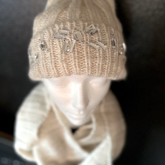 NWOT- BETSEY JOHNSON CREAM SEQUINS SCARF AND BEANIE - Picture 1 of 12